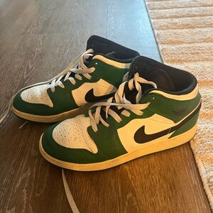 Air Jordan 1 Mid GS ‘Pine Green’ Size 7Y, women’s 8.5-9!